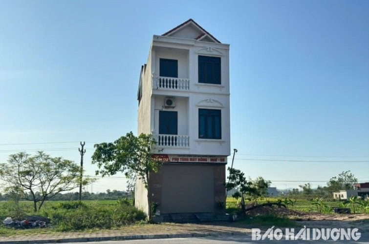 Làm thế nào ngôi nhà ba tầng này xây nhầm trên hai mảnh đất của người khác được?