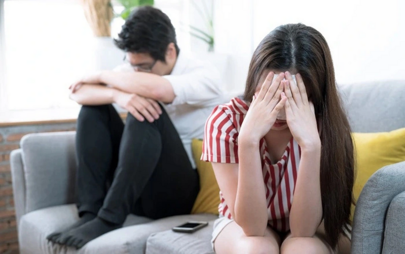 Đúng tuần trăng mật, tôi sốc nặng khi một cô gái ôm bụng bầu gõ cửa nhà