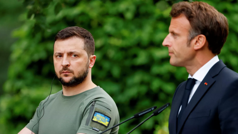 Báo Anh "tố" Tổng thống Pháp Macron gài bẫy lừa Zelensky. Như thế nào?