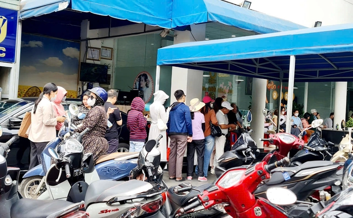 Giá vàng trong nước chênh giá vàng thế giới 20 triệu đồng. Nguyên nhân do đâu? ai hưởng lợi?