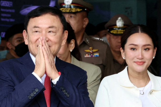 Kết cục buồn cho cha con nhà Shinawatra: Con mất chức thủ tướng, cha vào tù