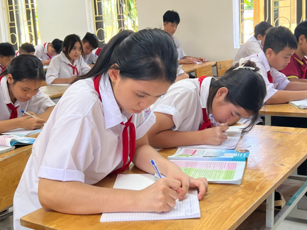 Lúng túng dạy 2 buổi/ngày: Học sinh tan học sớm, phụ huynh lo lắng vì không thể đón kịp, CLB lại tốn phí cao