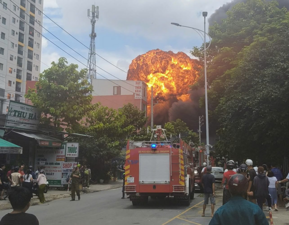 Nhà xưởng ở TP. HCM bốc cháy, xuất hiện "quả cầu lửa" kèm theo nhiều tiếng nổ lớn