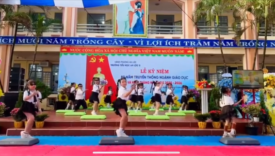 Cần chấn chỉnh các màn biểu diễn văn nghệ trong trường học