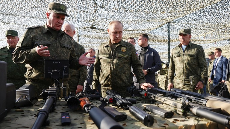 Ông Putin tham dự cuộc tập trận chung Zapad 2025. Đố biết bộ quân phục dã chiến ông ấy mặc có gì đặc biệt?