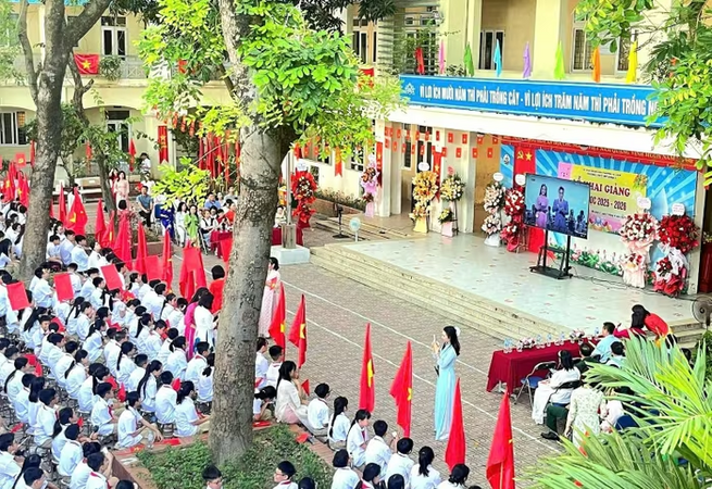 Nhiều phụ huynh bức xúc khi được vận động đóng góp, mua tivi 100 inch giá 40 triệu vào đầu năm học mới