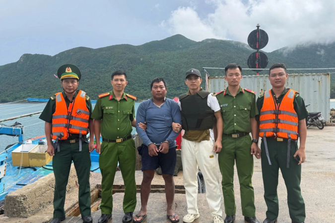 Bắt giữ khẩn cấp đối tượng bị truy nã lẩn trốn trên tàu cá ở Côn Đảo