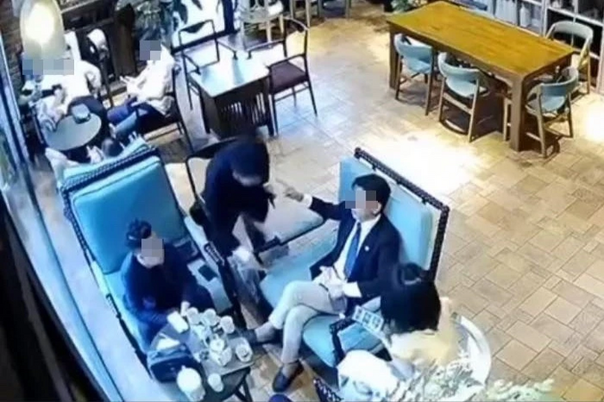 Thanh niên 'ra lệnh đánh người' ở quán cà phê xin lỗi