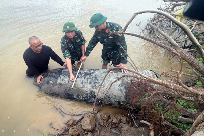 Hà Nội: Trục vớt, xử lý 2 quả bom nặng hơn 1,3 tấn, còn nguyên ngòi nổ, nằm cách cầu Long Biên khoảng 300m