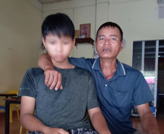 Tìm thấy bé trai bỏ nhà đi suốt 27 ngày, người cha vỡ òa hạnh phúc