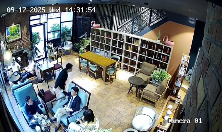 Profile "khủng" của "Tổng tài" vụ nhân viên quán cà phê ở Hà Nội bị hành hung vì nhắc không hút thuốc