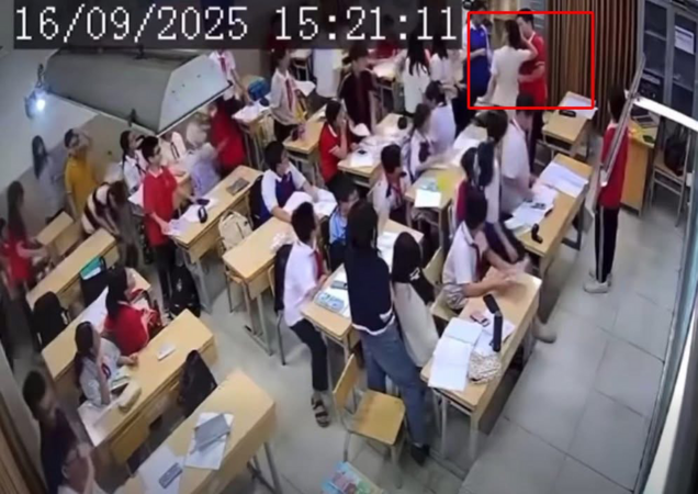 Công an điều tra vụ  nam sinh lớp 7 túm tóc, quật ngã giáo viên ở Hà Nội
