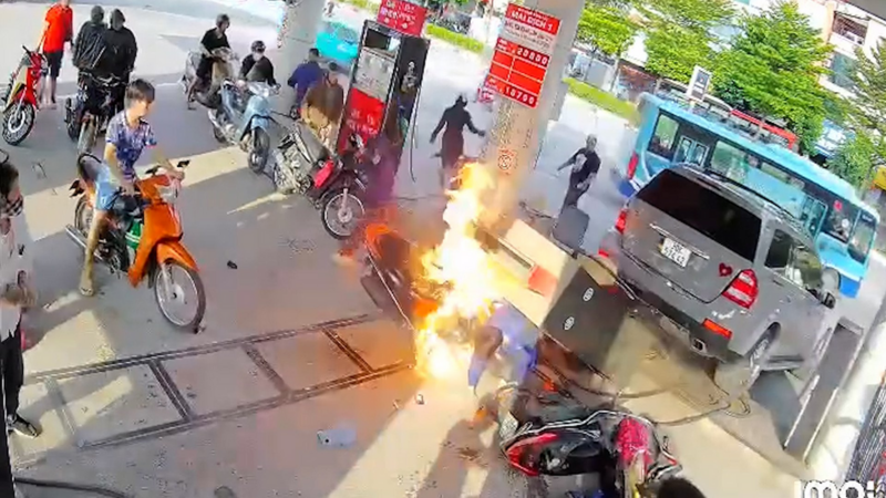 Ô tô Mercedes lùi đổ trụ bơm, cây xăng ở Hà Nội bốc cháy dữ dội