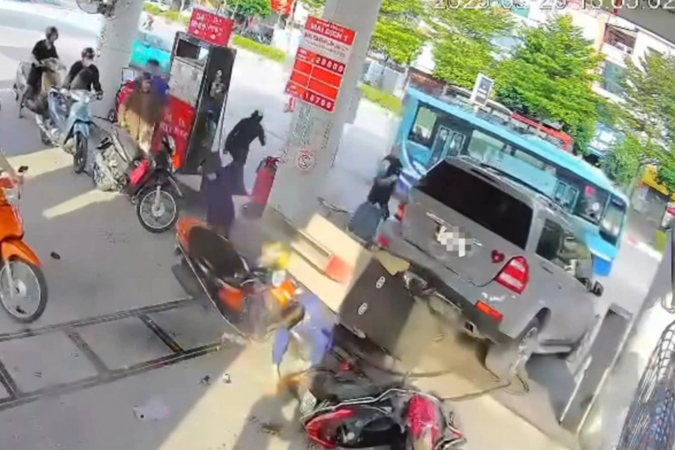 Thoát chết trong gang tấc khi ô tô lùi đổ trụ bơm xăng gây cháy ngùn ngụt ở Hà Nội