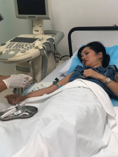 Ca sĩ Hồng Nhung nhập viện phẫu thuật điều trị chứng tay cò súng