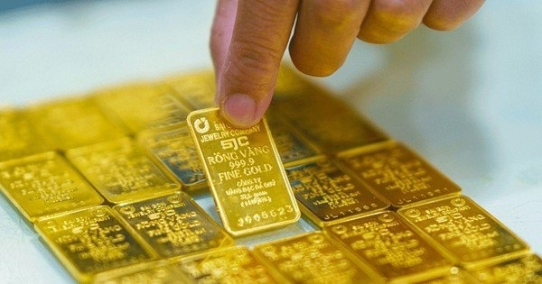 Vì sao giá vàng miếng trong nước tiếp tục đi lên và neo cao hơn vàng thế giới?