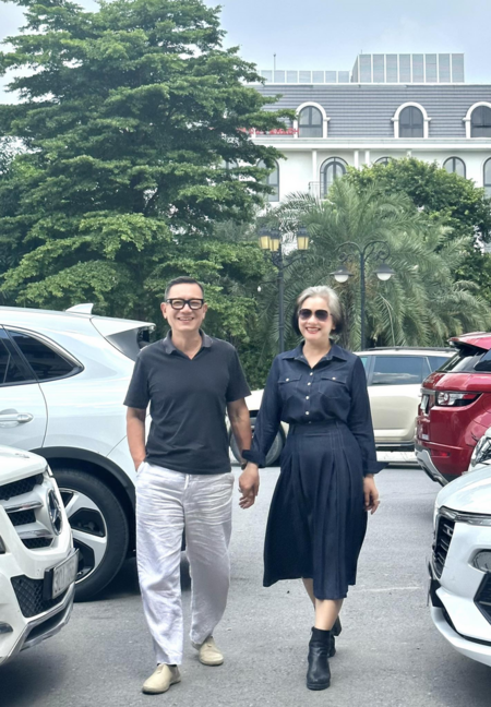Nghệ sĩ Nhân dân là Đại tá có vẻ ngoài khác lạ sánh vai cùng chồng là Nghệ sĩ Ưu tú, Giám đốc