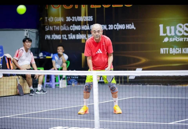 Nghệ sĩ Nhân dân U70 gây lo lắng khi chơi pickleball cùng bạn gái kém 36 tuổi