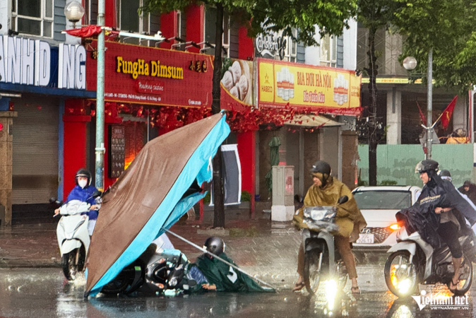 Bão số 10 Bualoi gây mưa kèm gió lớn ở Hà Nội, người đi đường ngã nhào