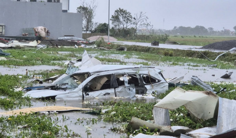 Hình ảnh ôtô bị vò nát, biến dạng. Có xe nằm dưới ruộng ở xã Hoằng Phú, Thanh Hóa sau bão Bualoi