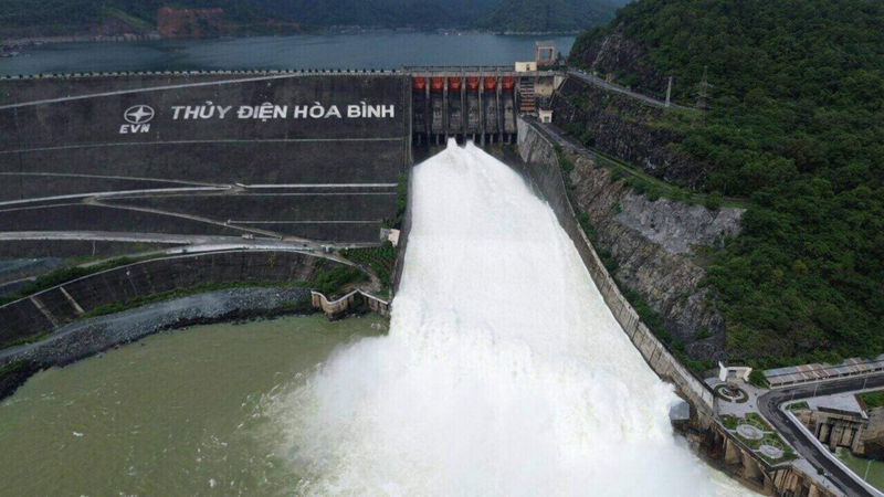 Sau bão số 10, hồ Hòa Bình, hồ Tuyên Quang buộc phải mở tiếp cửa đáy xả lũ, cảnh báo lũ đặc biệt lớn trên sông Thao