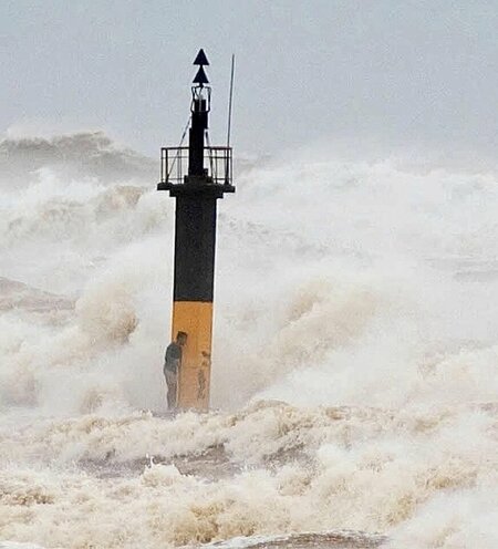 Hình ảnh thót tim mà xúc động trước sự kiên cường của ngư dân trong cơ bão số 10