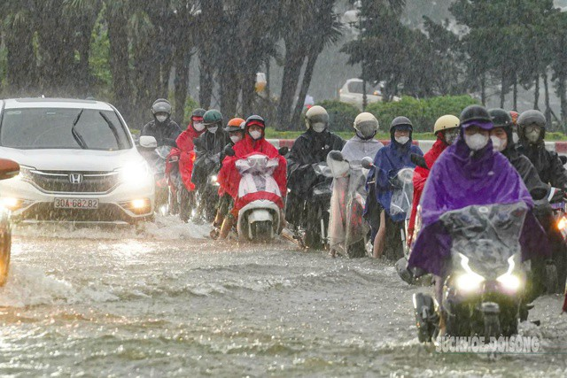Vì sao Hà Nội mưa không ngớt suốt cả ngày 30/9 dù bão số 10 đã sang Lào?