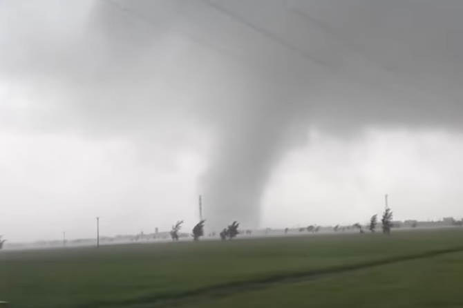 Vì sao không dự báo được lốc xoáy sau bão số 10?