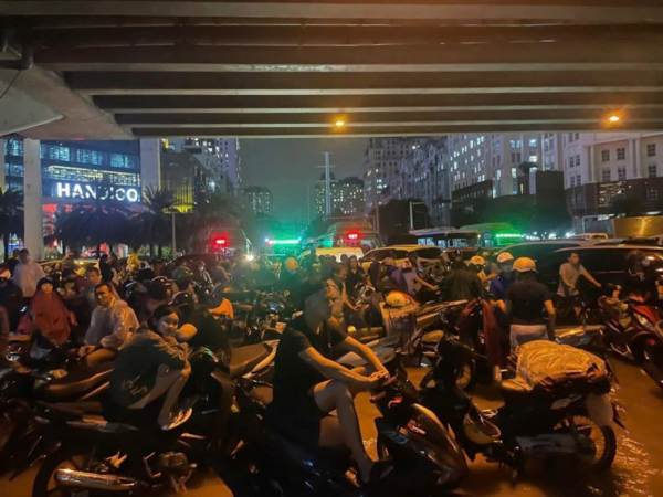 Sau trận ngập lụt hôm qua, Hà Nội bị chê trách trên mạng