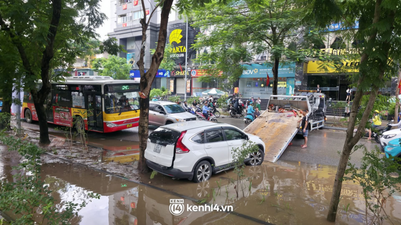 Hà nội hậu mưa bão: 🛑 Nhiều ô tô chết máy vẫn nằm chắn ngang đường