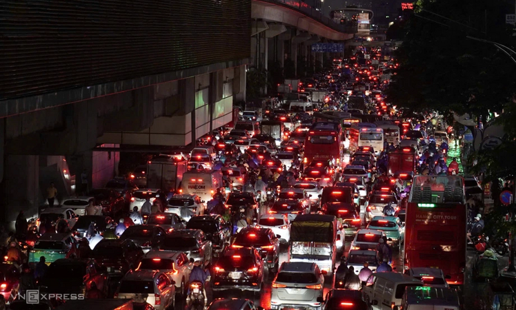 Hai ngày sau trận mưa lịch sử, Hà Nội vẫn tắc nghẽn khắp nơi
