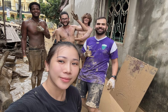 👏 Mắc kẹt trong đợt lũ tại Hà Giang, nhóm khách Tây dậy giúp bà con nạo vét bùn đất