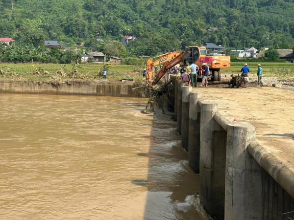 Ô tô chở quản đốc thủy điện bị vùi lấp: Một nạn nhân vẫn mất tích bí ẩn