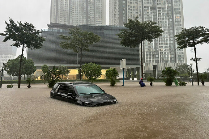 Đường Dương Đình Nghệ, Hà nội mênh mông nước, chỉ vài phương tiện di chuyển và đều gặp tình trạng