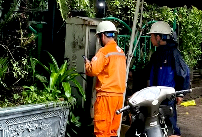 Hà Nội: Nhiều người tê chân tay khi đi qua đoạn ngập nước, nghi rò điện dưới lòng đường