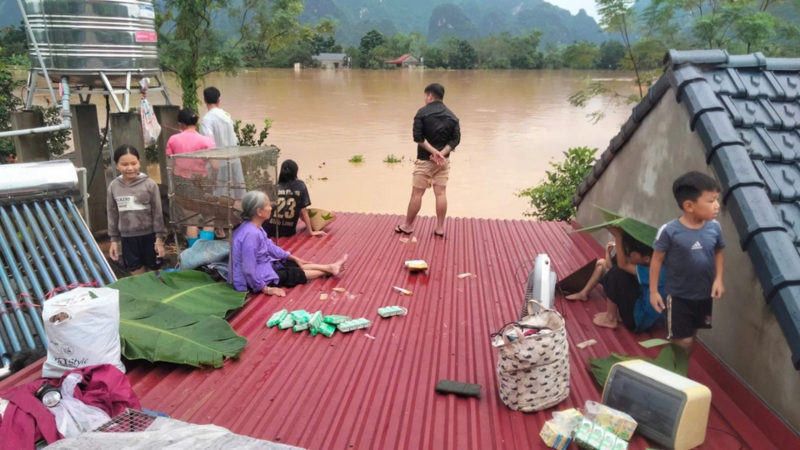 Dân Thái Nguyên trắng đêm cầm cự với lũ trên nóc nhà