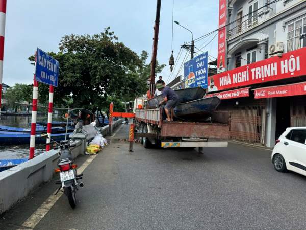 Hàng chục lái đò chùa Hương cùng xuồng máy lên đường cứu hộ người dân vùng lũ Thái Nguyên, Bắc Ninh