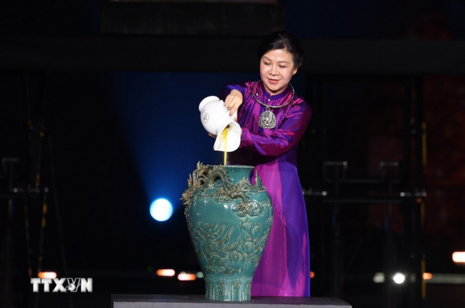 Hình ảnh phu nhân Ngô Phương Ly quý phái, duyên dáng trong tà áo dài tím