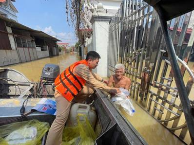 Công an Hà Nội huy động tối đa lực lượng hỗ trợ người dân vùng ngập lụt