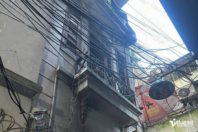 Vụ cháy 5 người chết ở Hà Nội: Hàng xóm kể chi tiết 2 xe máy bốc cháy, phun lửa