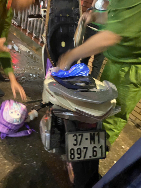 3 bố con nghi nhảy xuống sông Lam, trên cầu để lại 2 ba lô học sinh