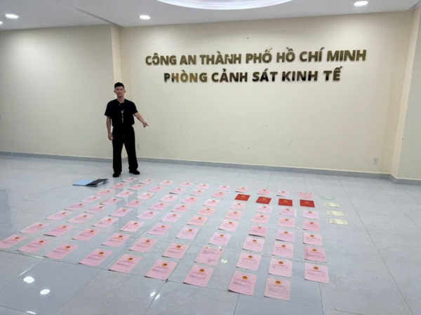 Choáng với 80 sổ đỏ công an phá két sắt thu từ nhà Ngân 98, xếp la liệt