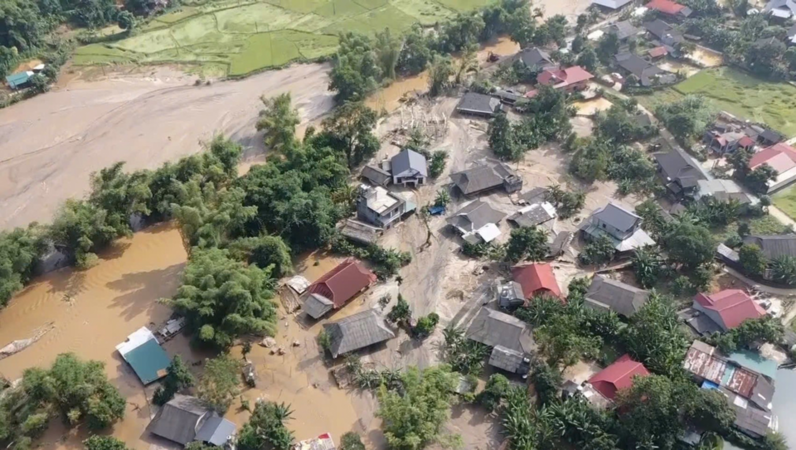 Hơn 100.000 m³ cát trôi vào ngôi làng tại Lào Cai trị giá khoảng 20- 30 tỷ đồng xử lý như thế nào?