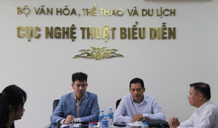 Điểm tên nghệ sĩ biểu diễn lệch chuẩn