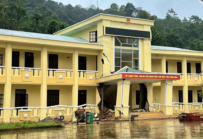 Ai giải thích giúp vì sao trụ sở xã nứt toác, nghiêng ngả sau mưa lớn kéo dài?