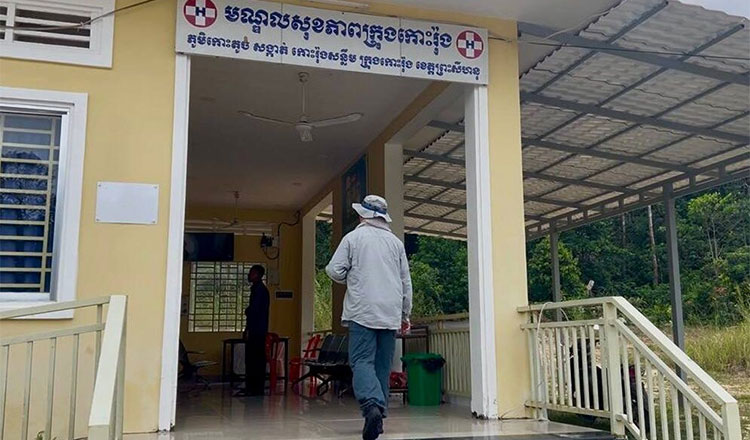 Bộ trưởng Bộ Y tế Campuchia phóng xe máy đến trạm y tế tỉnh kiểm tra đột xuất
