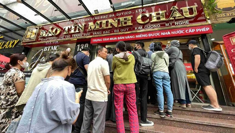 Vì sao nhiều người già tiếc nuối khi xếp hàng đi mua vàng?