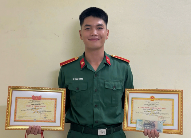 Thủ khoa đặc công nước kể 24 giờ thả trôi trên biển, vừa bơi vừa ăn cháo