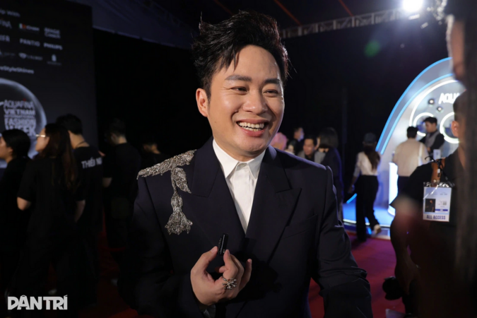 Tùng Dương dự thảm đỏ với trang phục hàng hiệugiá 9.800 bảng Anh, gần 340 triệu đồng của nhà mốt Alexander McQueen