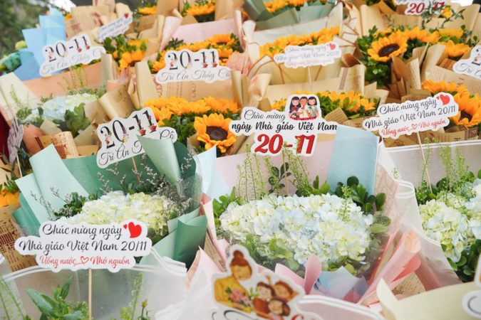 Đẹp cho mùa 20/11: Hoa tươi nhường chỗ cho học bổng